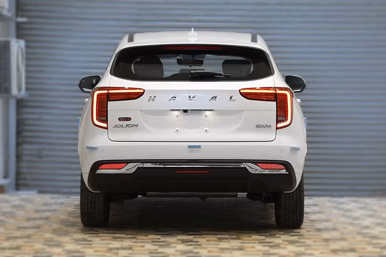 Haval Jolion có kích thước tổng thể là 1.884 x 4.472 x 1.619 mm, tương ứng dài x rộng x cao và trục cơ sở 2.700mm lớn nhất phân khúc. Những trang bị ngoại thất đáng chú ý khác của mẫu SUV Trung Quốc này bao gồm đèn pha tự động bật/tắt, hệ thống đèn chờ dẫn đường, gương chiếu hậu gập/chỉnh điện/tích hợp đèn báo rẽ, cần gạt mưa tự động, cửa sổ trời toàn cảnh chỉnh điện...