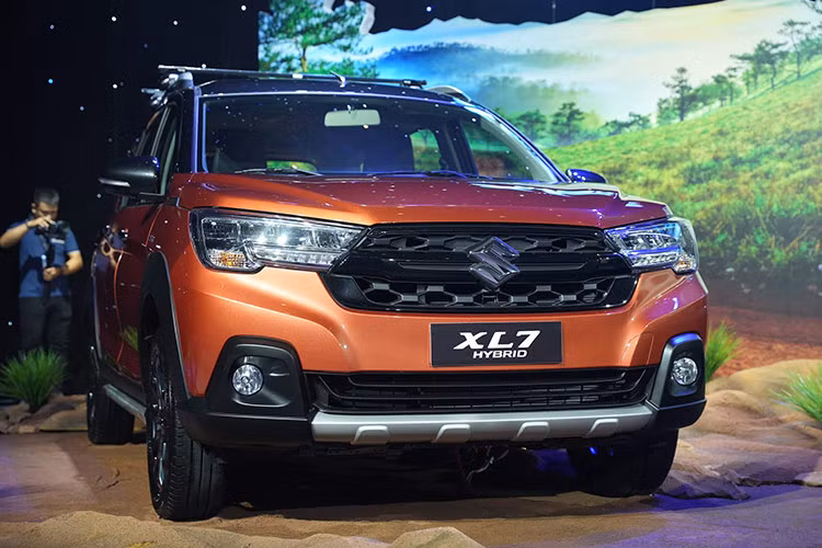 Suzuki XL7 Hybrid tại Việt Nam có 7 lựa chọn màu sắc, bao gồm Khaki, Đen, Xám, Trắng, Trắng ngà - Đen, Cam - Đen và Trắng - Đen.