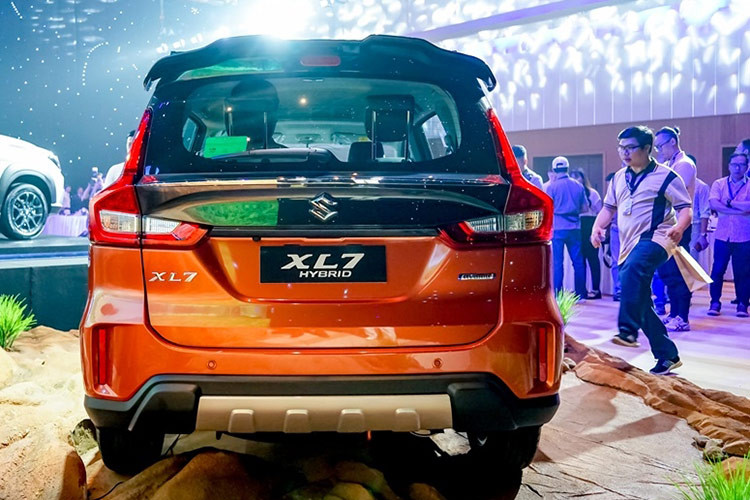 Ở 3 phiên bản phối 2 màu, mẫu MPV Suzuki XL7 Hybrid thế hê mới đi kèm nóc và ốp gương chiếu hậu được sơn đen tương phản với thân xe.