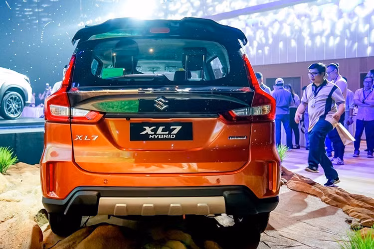 Ở 3 phiên bản phối 2 màu, mẫu MPV Suzuki XL7 Hybrid thế hê mới đi kèm nóc và ốp gương chiếu hậu được sơn đen tương phản với thân xe.