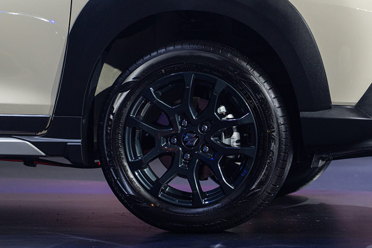 Điểm nhấn tiếp theo của xe là đèn pha tự động, đèn chờ dẫn đường (Guide Me Light) và gương chiếu hậu gập điện mới. Trong đó, Guide Me Light có chức năng duy trì đèn chiếu sáng khi xe đã tắt hoàn toàn, giúp người lái dễ dàng quan sát trong lúc di chuyển đến xe hoặc trở về nhà.