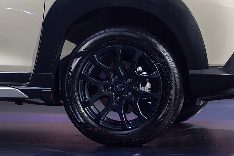 Điểm nhấn tiếp theo của xe là đèn pha tự động, đèn chờ dẫn đường (Guide Me Light) và gương chiếu hậu gập điện mới. Trong đó, Guide Me Light có chức năng duy trì đèn chiếu sáng khi xe đã tắt hoàn toàn, giúp người lái dễ dàng quan sát trong lúc di chuyển đến xe hoặc trở về nhà.