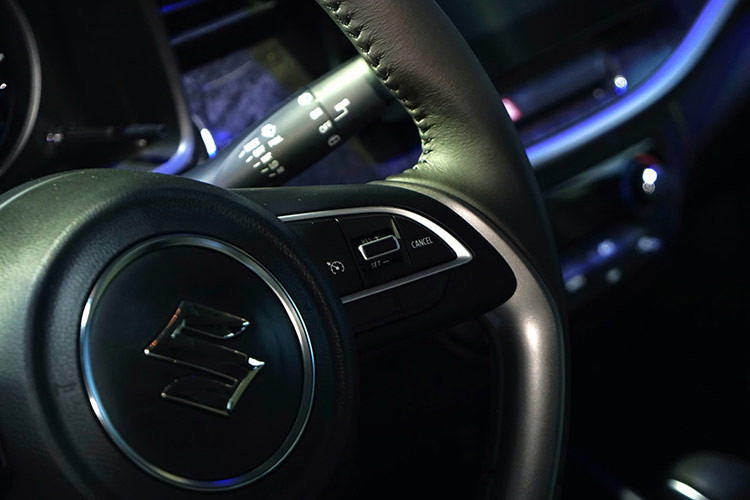 Chưa hết, mẫu xe này còn được bổ sung màn hình cảm ứng trung tâm 10 inch, hỗ trợ kết nối Apple CarPlay/Android Auto không dây thay vì có dây như trước. Trong khi đó, màn hình đa thông tin MID trong bảng đồng hồ sẽ hiển thị thêm chỉ số năng lượng và quá trình Hybrid hoạt động.