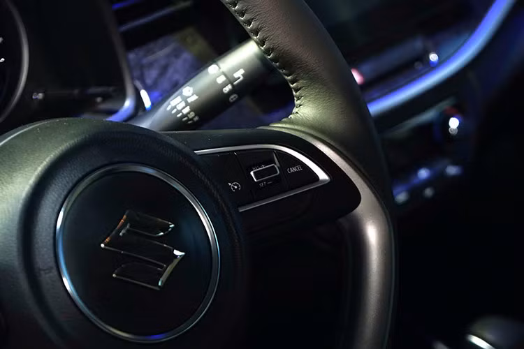 Chưa hết, mẫu xe này còn được bổ sung màn hình cảm ứng trung tâm 10 inch, hỗ trợ kết nối Apple CarPlay/Android Auto không dây thay vì có dây như trước. Trong khi đó, màn hình đa thông tin MID trong bảng đồng hồ sẽ hiển thị thêm chỉ số năng lượng và quá trình Hybrid hoạt động.