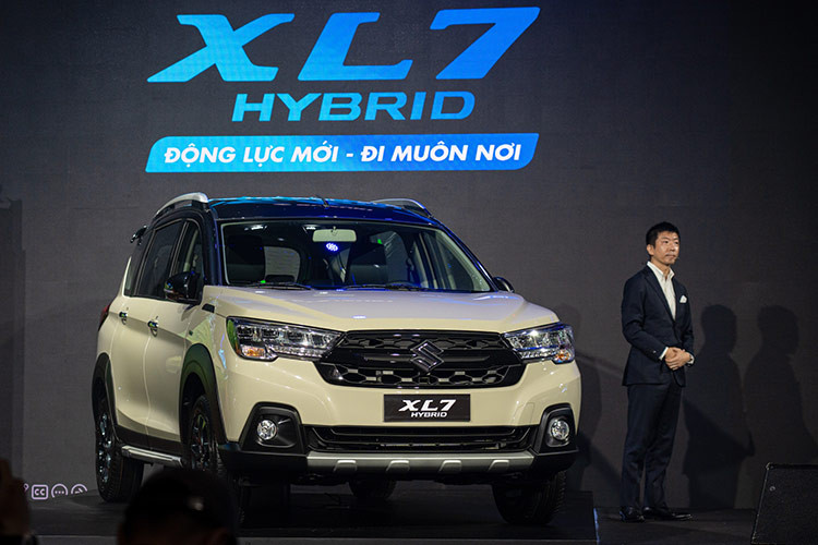 Xe sẽ có 2 phiên bản là 1 tông màu và 2 tông màu. Giá xe Suzuki XL7 Hybrid 2024 tại Việt Nam tương ứng cho 2 phiên bản là 599,9 triệu đồng và 607,9 triệu đồng. So với phiên bản cũ, giá khởi điểm của Suzuki XL7 Hybrid 2024 giữ nguyên. Với khách hàng mua Suzuki XL7 đời cũ, khách hàng sẽ được khuyến mãi 5 triệu đồng. 