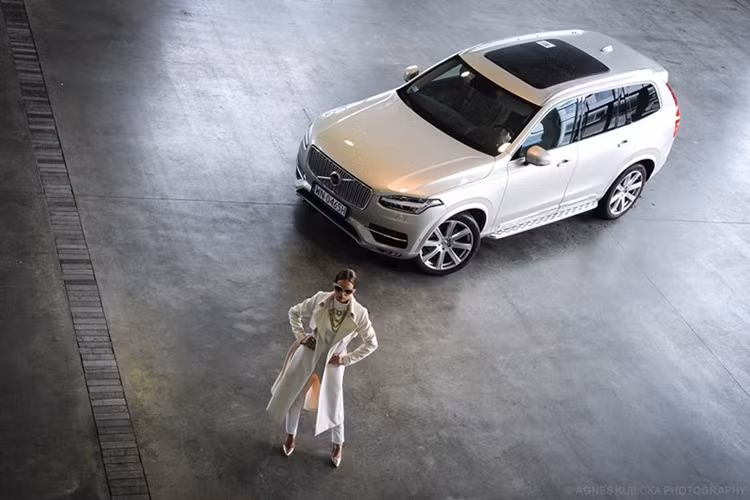 Tại Mỹ, giá khởi điểm của một chiếc Volvo XC90 "rẻ tiền" nhất đã có giá lên tới 44.945 USD, và có thể tăng lên thành 54.245 USD cho bản cao cấp nhất T6 Inscription. Tại thị trường Việt Nam, mẫu xe này được nhập khẩu và phân phối chính hãng với mức giá khoảng 3,4 tỷ đồng.