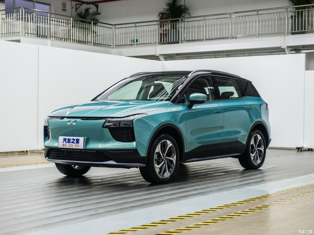 Tuy nhiên, người liên quan đến thương hiệu Aiways được quan tâm nhất lại là ông Roland Gumpert. Người đàn ông quốc tịch Đức này từng làm việc cho hãng Audi nhưng chỉ thực sự trở nên nổi tiếng trong làng ô tô thế giới khi thành lập thương hiệu siêu xe Gumpert Apollo.