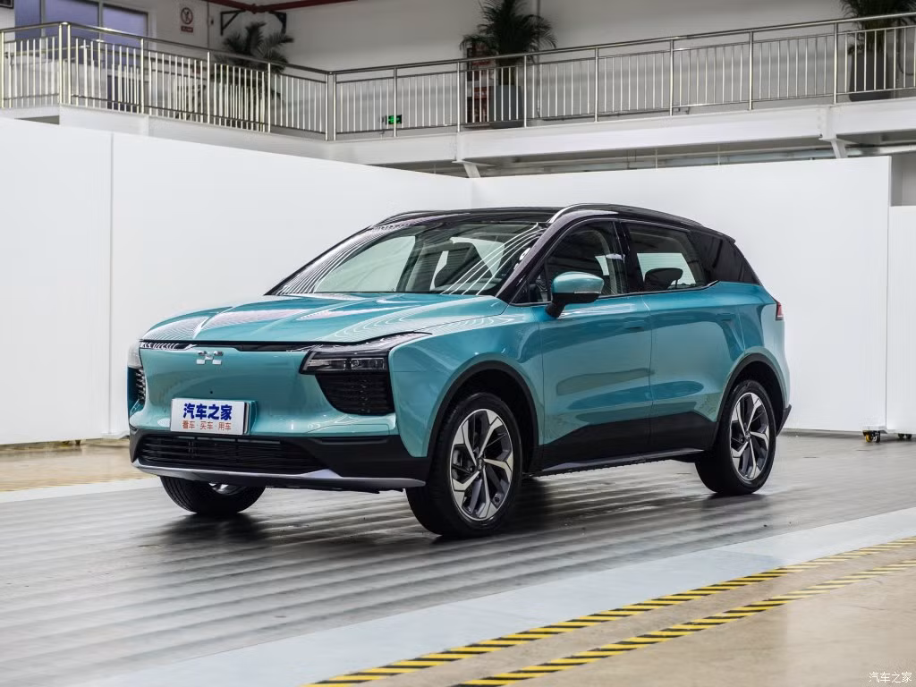 Tuy nhiên, người liên quan đến thương hiệu Aiways được quan tâm nhất lại là ông Roland Gumpert. Người đàn ông quốc tịch Đức này từng làm việc cho hãng Audi nhưng chỉ thực sự trở nên nổi tiếng trong làng ô tô thế giới khi thành lập thương hiệu siêu xe Gumpert Apollo.