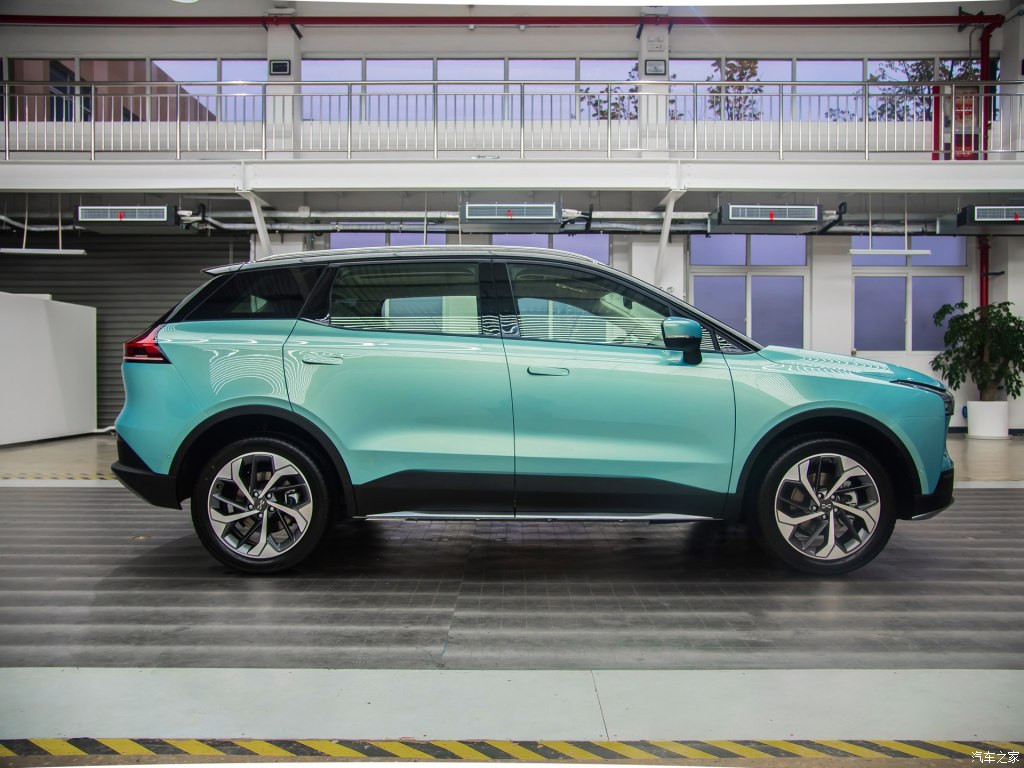 Phiên bản thương mại của mẫu xe điện Aiways U5 được phát triển dựa trên cơ sở gầm bệ MAS dạng mô-đun đồng thời có kích thước tương đương Hyundai Santa Fe với chiều dài 4.680 mm, rộng 1.880 mm, cao 1.680 mm và chiều dài cơ sở 2.800 mm. Bên trong Aiways U5 là không gian nội thất có tổng cộng 5 chỗ ngồi.