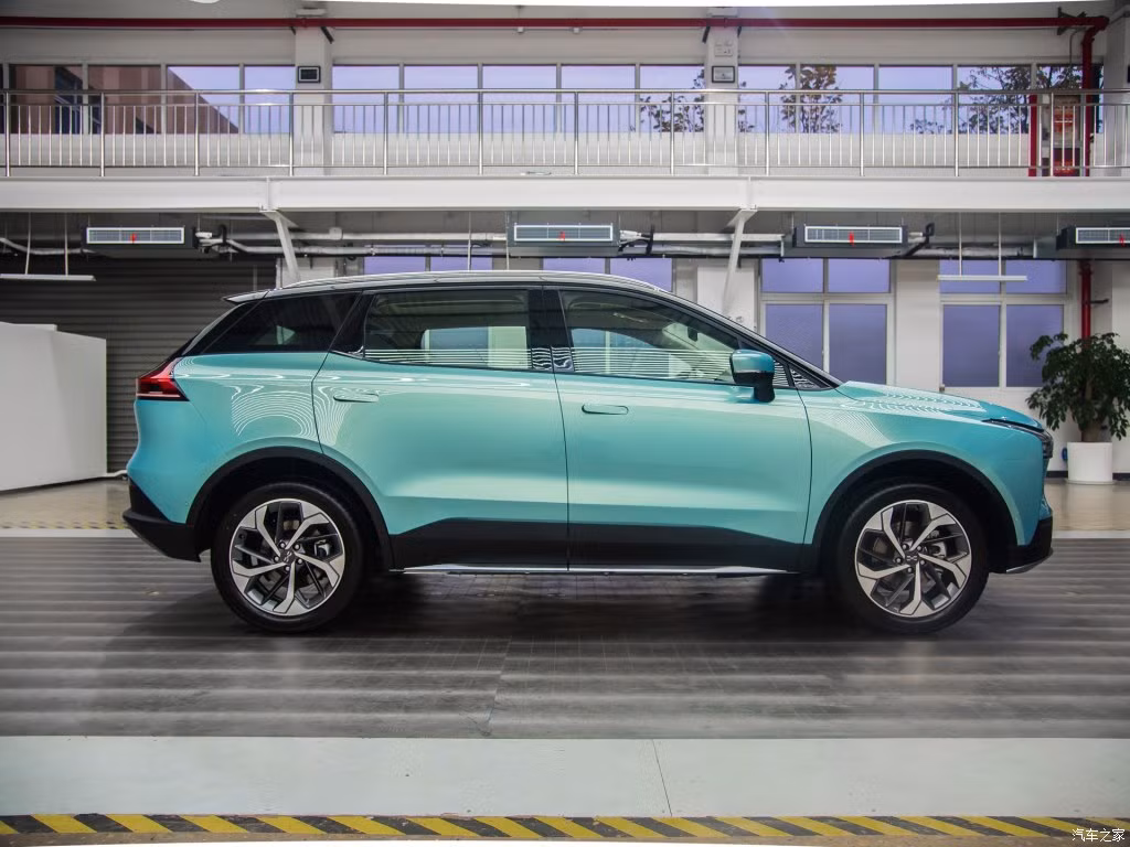 Phiên bản thương mại của mẫu xe điện Aiways U5 được phát triển dựa trên cơ sở gầm bệ MAS dạng mô-đun đồng thời có kích thước tương đương Hyundai Santa Fe với chiều dài 4.680 mm, rộng 1.880 mm, cao 1.680 mm và chiều dài cơ sở 2.800 mm. Bên trong Aiways U5 là không gian nội thất có tổng cộng 5 chỗ ngồi.