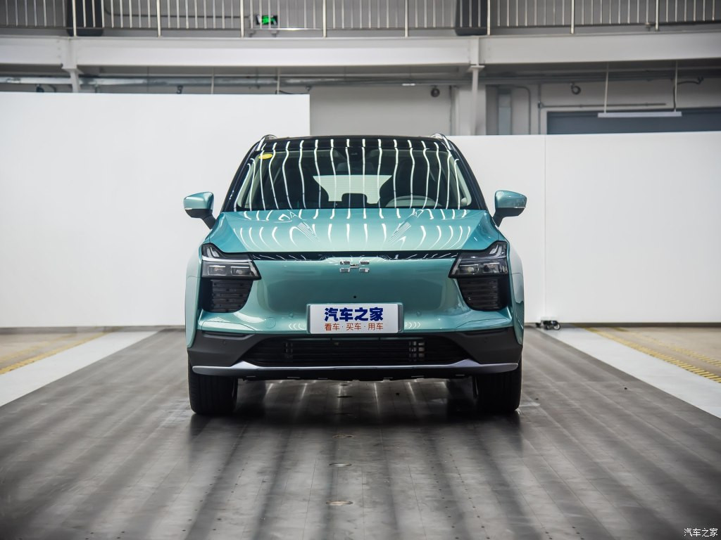 Bên ngoài, Aiways U5 sở hữu thiết kế khá trung thành với phiên bản concept. Chỉ có một số chi tiết của Aiways U5 đã được thay đổi như cụm đèn pha, cản trước/sau và những đường cắt trên thân xe.