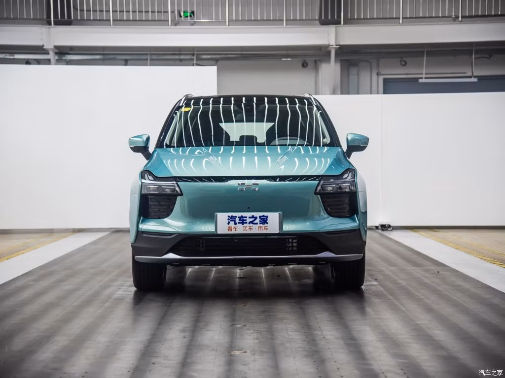 Bên ngoài, Aiways U5 sở hữu thiết kế khá trung thành với phiên bản concept. Chỉ có một số chi tiết của Aiways U5 đã được thay đổi như cụm đèn pha, cản trước/sau và những đường cắt trên thân xe.