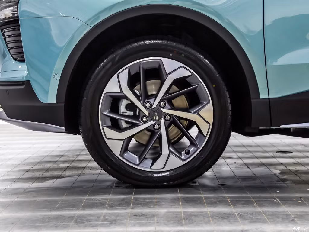 Bên sườn của Aiways U5 còn xuất hiện bộ vành hợp kim cỡ 19 inch. 