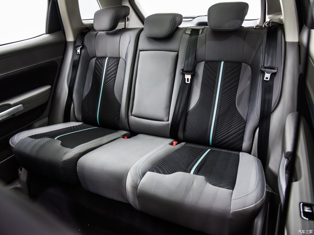 Nếu cần, khách hàng có thể yêu cầu hãng Aiways lắp thêm cụm pin 18 kWh cho xe để tăng phạm vi hoạt động của U5 thêm 100 km nữa.