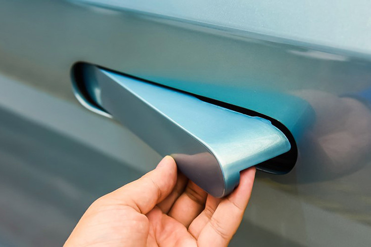 Một điểm nhấn trong thiết kế của Aiways U5 chính là tay nắm cửa theo phong cách xe Aston Martin. Tay nắm cửa này nằm chìm vào thân xe khi cửa khóa. Thế nhưng, khi người lái bấm khóa mở cửa, tay nắm sẽ bật ra vài centimet để có thể kéo bằng tay. Thiết kế tay nắm cửa như thế này đã góp phần giúp Aiways U5 có hệ số lực cản không khí chỉ 0,29 Cd.