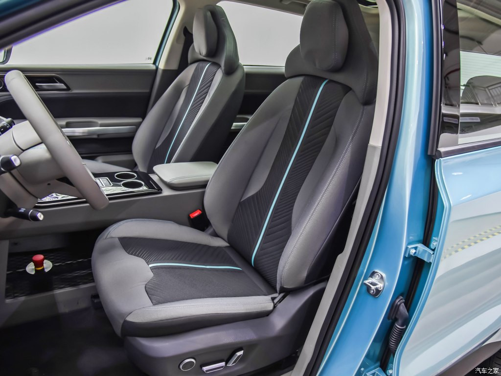 Nguồn cung cấp sức mạnh của Aiways U5 là mô-tơ điện trên cầu trước với công suất tối đa 190 mã lực và mô-men xoắn cực đại 315 Nm. Bên dưới sàn khoang hành lý là cụm pin 63 kWh, cho phép mẫu ôtô điện Trung Quốc này có thể chạy hết quãng đường 460 km theo tiêu chuẩn NEDC.