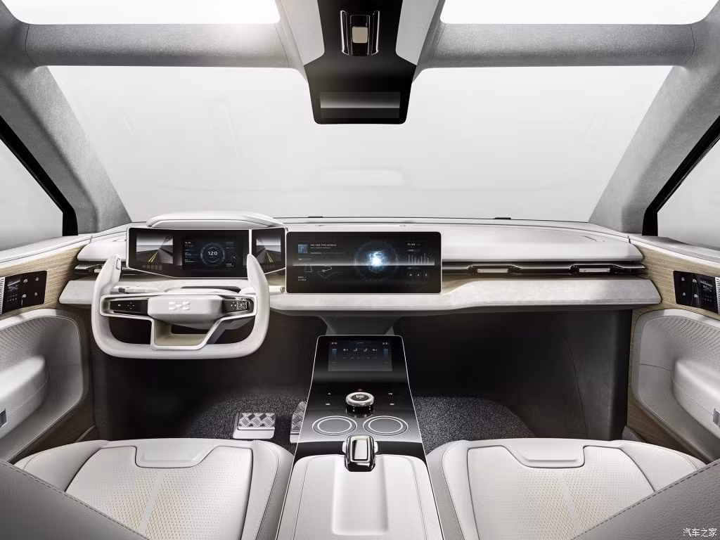 Bên trong, Aiways U5 được trang bị bảng đồng hồ kỹ thuật số, màn hình cảm ứng chỉnh điều hòa, ghế chỉnh điện và hệ thống tự lái cấp độ 2. Trên thực tế, đây chính là hệ thống kiểm soát hành trình thích ứng với sự hỗ trợ của radar và camera. Hãng Aiways hiện đang phát triển hệ thống tự lái cấp độ 4 tiên tiến hơn.