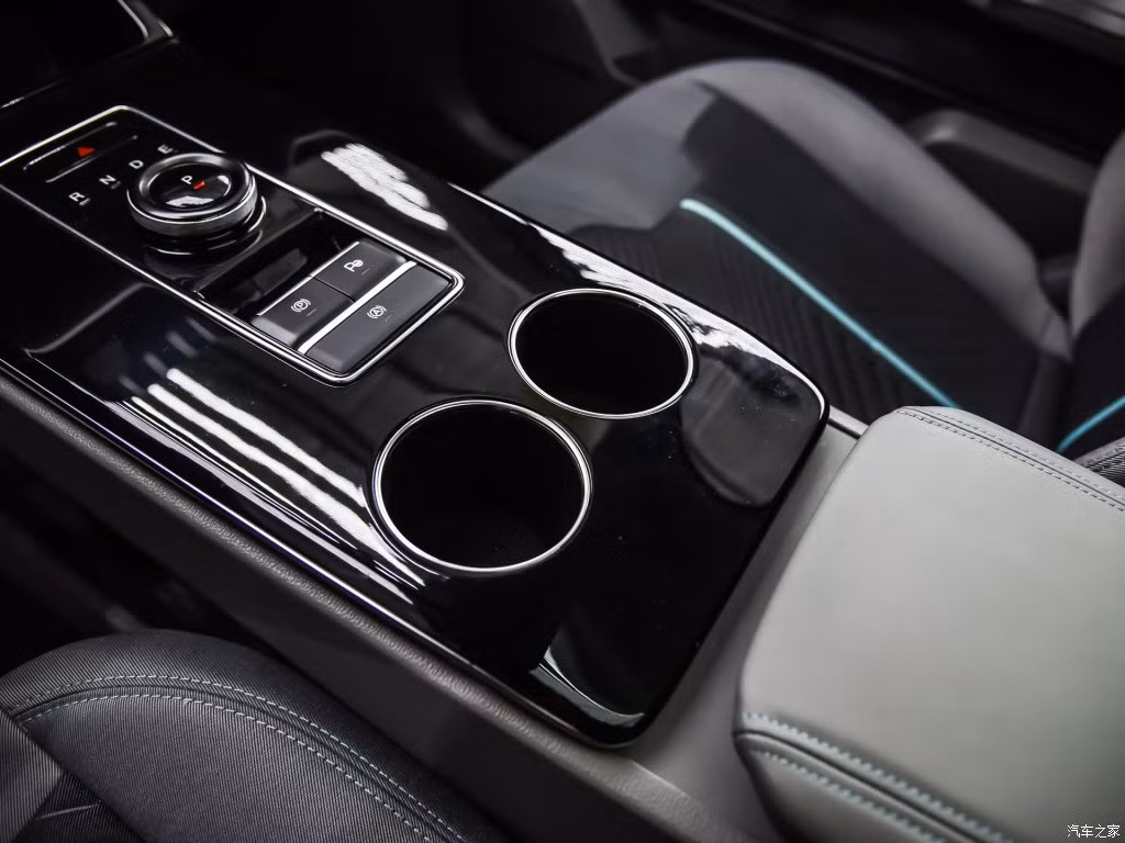 Dự kiến, Aiways U5 sẽ chính thức được bày bán trên thị trường Trung Quốc vào nửa đầu năm sau. Hiện giá xe Aiways U5 5 chỗ này vẫn chưa được công bố. Dự kiến, xe sẽ có giá khoảng 200.000 Nhân dân tệ (680 triệu đồng), chưa kể ưu đãi của chính phủ Trung Quốc dành cho ôtô điện.