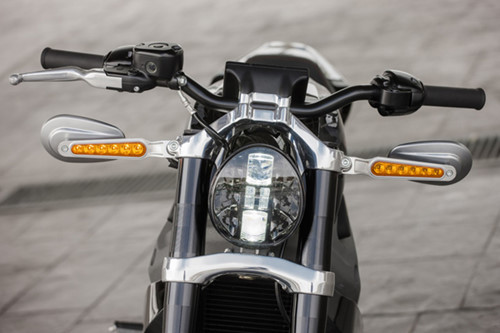 Xe được trang bị hệ thống giảm xóc trước dạng ống lồng, giảm xóc sau dạng monoshock, Project LiveWire còn sở hữu phanh đĩa cho cả bánh trước và bánh sau. Lốp Michelin trước 120/70-18 và sau 180/55-17 được đi kèm làm tăng khả năng bám đường và vào cua tốt hơn.