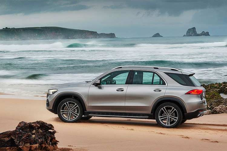 Cụ thể, phiên bản tiêu chuẩn của Mercedes-Benz GLE 2020 là GLE 350 sẽ có giá từ 53.700 USD (khoảng 1,25 tỷ đồng). Nếu nâng cấp lên Mercedes-Benz GLE 350 4Matic 2020, khách hàng Mỹ sẽ phải chi số tiền 56.200 USD (tương đương 1,31 tỷ đồng).