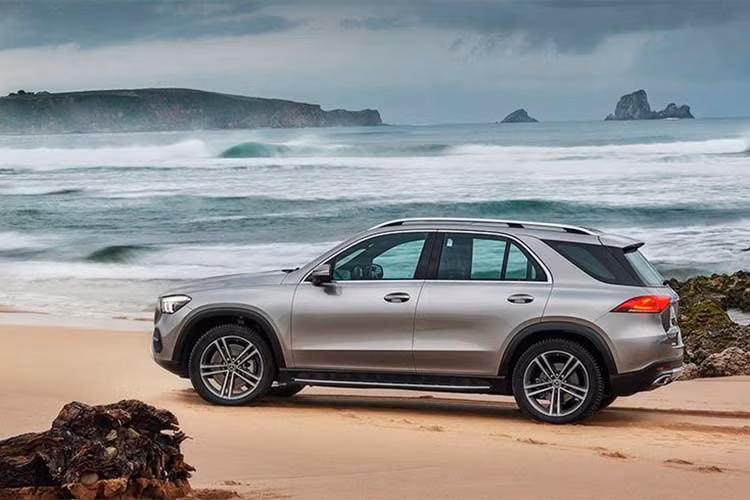 Cụ thể, phiên bản tiêu chuẩn của Mercedes-Benz GLE 2020 là GLE 350 sẽ có giá từ 53.700 USD (khoảng 1,25 tỷ đồng). Nếu nâng cấp lên Mercedes-Benz GLE 350 4Matic 2020, khách hàng Mỹ sẽ phải chi số tiền 56.200 USD (tương đương 1,31 tỷ đồng).