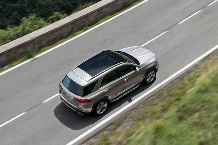 Không chỉ mạnh hơn, Mercedes-Benz GLE 450 4Matic 2020 còn được trang bị hệ thống treo E-Active Body Control tiêu chuẩn, cho phép điều khiển độc lập lực lò xo và giảm chấn ở mỗi bánh. Mercedes-Benz khẳng định hệ thống treo phức tạp sẽ cải thiện cảm giác thoải mái trên đường phố nhờ tính năng Road Surface Scan và nghiêng theo vòng cua.