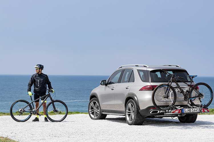 "Trái tim" của Mercedes-Benz GLE 350 và GLE 350 4Matic là động cơ xăng 4 xi-lanh, tăng áp, dung tích 2.0 lít, sản sinh công suất tối đa 255 mã lực và mô-men xoắn cực đại 370 Nm. Trong khi đó, Mercedes-Benz GLE 450 4Matic 2020 lại sử dụng động cơ xăng 6 xi-lanh, tăng áp, dung tích 3.0 lít có sự hỗ trợ của công nghệ EQ Boost 48 V.