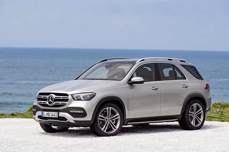 Hãng sang Mercedes-Benz đã phải chờ tới triển lãm Ô tô Los Angeles 2018 mới công bố giá bán của dòng SUV hạng sang Mercedes-Benz GLE 2020. Theo đó, đối thủ của BMW X5 có 3 phiên bản là Mercedes-Benz GLE 350, GLE 350 4Matic và GLE 450 4Matic tại thị trường Mỹ.