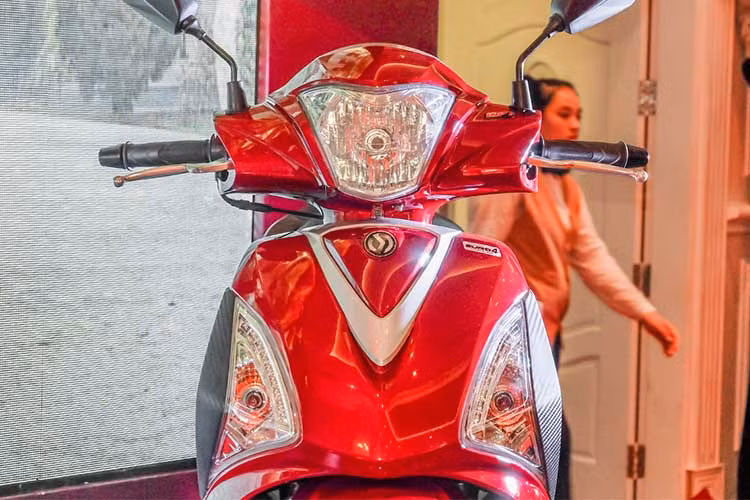 Từ đầu tới phía đuôi xe, Fancy 125 thể hiện nét thiết kế đơn giản, gọn nhẹ và dễ điều khiển. Phần đầu xe thiết kế với đèn pha bóng halogen, xi nhan của xe đạt thấp hai bên yếm đi kèm mặt nạ mạ nhũ sáng, logo SYM.