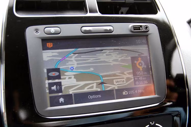 Màn hình đa phương tiện lớn với các tiên ích như; nghe nhạc, điện thoại rảnh tay, google map, camera lùi bổ xung bán kèm...