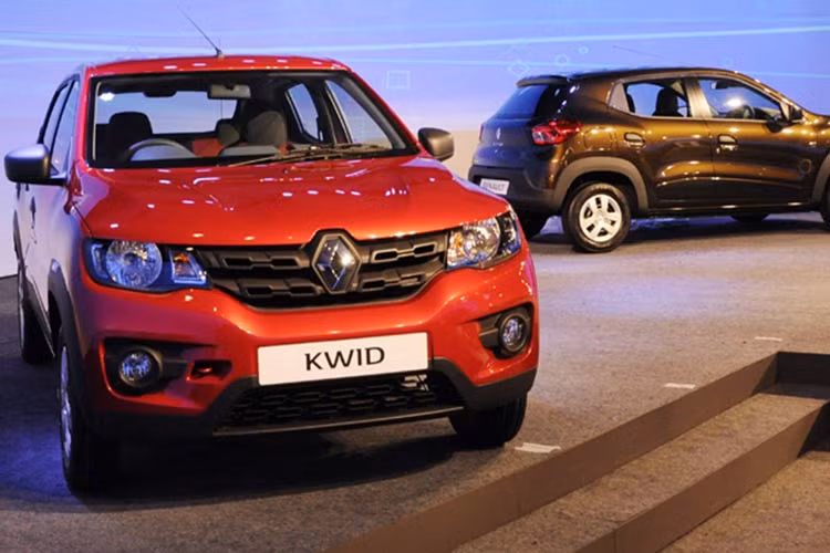 Trong số này, Kwid Climber là phiên bản chuyên dành cho những ai mê off-road, với hệ thống gầm cao, phần nhô ra trước ngắn và có kích thước lớn, bề ngang tăng dáng kể với phiên bản tiêu chuẩn.