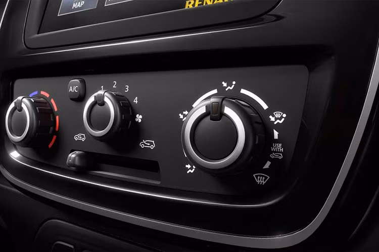 Với kích thước bé nhỏ nên Kwid không đem tới không gian rộng rãi cho người ngồi sau. Lưng ghế trước cũng thiếu đi những túi đựng đồ và đương nhiên, hệ thống điều hòa độc lập sẽ vắng bóng trên mẫu xe cỡ nhỏ này.