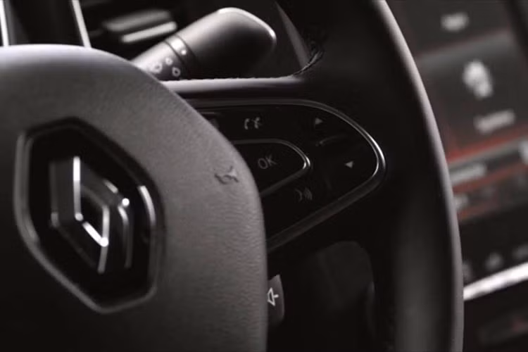 Tại trung tâm của bảng điều khiển là màn hình lcd lớn với đầy đủ các hệ thống thông tin giải trí, nội thất được bọc da Alcantara trang trí hợp kim nhôm. Vô lăng thể thao bọc da mạnh mẽ đi kèm nút bấm tiện ích...