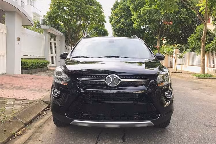 Được bán với giá chỉ 468 triệu đồng ngang ngửa với xe cỡ nhỏ Mitsubishi Mirage và nhiều dòng xe gia đình cỡ nhỏ khác tại thị trường Việt Nam, Baic V2 cùng phân khúc với Ford Ecosport nhưng có xuất xứ từ Trung Quốc nên sẽ khó kiếm được khách tại thị trường ôtô Việt.