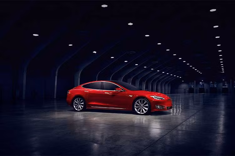 Tạo nên cơn sốt tại Mỹ cũng như trên toàn thế giới trong suốt thời gian qua, siêu sedan chạy điện Tesla là mẫu xe được yêu thích nhất trong năm 2017. Model S đủ chỗ cho 5 người ngồi nhưng cũng có thể chở tới 7 người như một chiếc SUV với một bộ ghế phụ phía sau. Bản tiêu chuẩn của nó được trang bị một khối pin có dung lượng 75kWh, cho phép Model S có khả năng chạy được 378km chỉ sau một lần sạc.