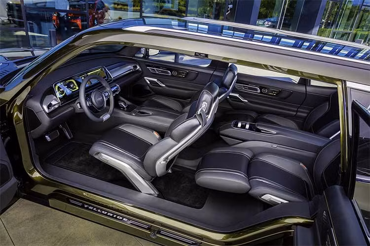 Phiên bản concept của mẫu xe SUV Telluride mới này sẽ được trang bị bốn ghế ngồi đơn và một hàng ghế phụ thứ ba. Có một điểm đặc biệt trên mẫu xe này chính là việc nó sử dụng cặp cửa sau mang phong cách suicide (mở ngược chiều so với cửa truyền thống).