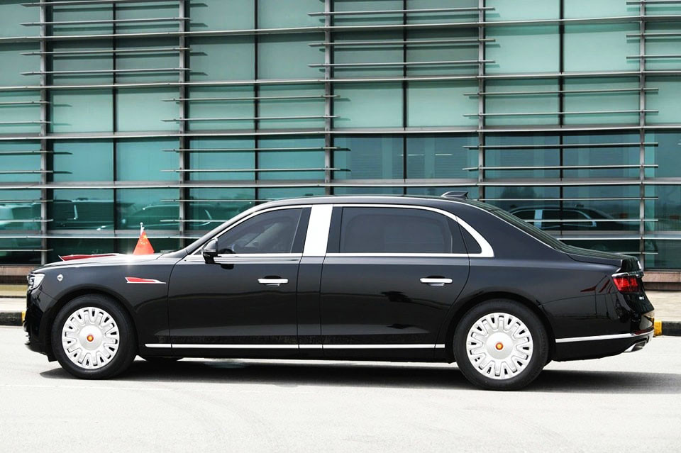 Được biết, Hồng Kỳ N701 của ông Tập Cận Bình là mẫu xe được sản xuất với số lượng giới hạn chỉ khoảng 50 chiếc. Đây là mẫu xe riêng thứ 4 chuyên chở Tổng Bí thư, Chủ tịch nước Trung Quốc - Tập Cận Bình. Mẫu xe limousibe siêu sang này cũng từng xuất hiện tại Hội nghị thượng đỉnh G20 diễn ra tại Việt Nam vào năm 2022. Đồng thời, đây là mẫu xe được ra đời để thay thế "đàn anh" Hồng Kỳ N501.