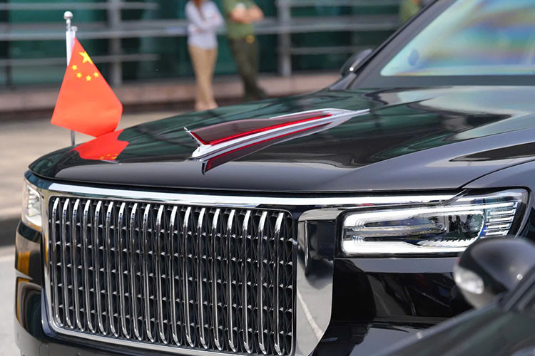 Không chỉ đồ sộ, Hồng Kỳ N701 còn sở hữu thiết kế ngoại thất hiện đại hơn N501 và khá giống với xe siêu sang Rolls-Royce. Có thể thấy điều đó qua thiết kế đầu xe của Hồng Kỳ N701 với lưới tản nhiệt hình chữ nhật cỡ lớn, đi kèm các nạn mạ crôm nằm dọc theo phong cách thác nước. Lưới tản nhiệt này được bao quanh bằng viền mạ crôm dày dặn và nối liền với cụm đèn pha thanh mảnh ở hai bên.