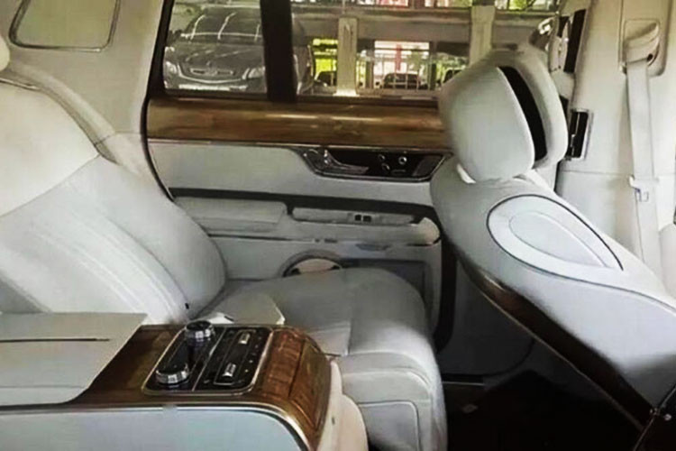 Động cơ V8 là loại tăng áp, dung tích 4.0L dùng cho Hồng Kỳ LS7, tạo ra công suất tối đa 360 mã lực và mô-men xoắn cực đại 550 Nm. Trong ki đó, động cơ xăng V12 là loại có dung tích 6.0L, sản sinh công suất tối đa 408 mã lực hoặc 375 mã lực cùng mô-men xoắn cực đại 550 Nm.