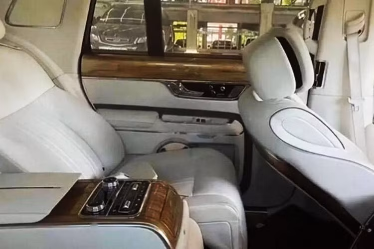 Động cơ V8 là loại tăng áp, dung tích 4.0L dùng cho Hồng Kỳ LS7, tạo ra công suất tối đa 360 mã lực và mô-men xoắn cực đại 550 Nm. Trong ki đó, động cơ xăng V12 là loại có dung tích 6.0L, sản sinh công suất tối đa 408 mã lực hoặc 375 mã lực cùng mô-men xoắn cực đại 550 Nm.