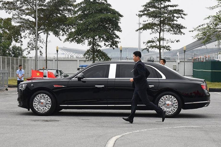 Trong quá khứ, Hồng Kỳ từng sản xuất những mẫu xe khác cho chính phủ Trung Quốc như L9 hoặc L5 hay N501. Ngoài ra, phải kể đến mẫu xe diễu hành thiết kế đặc biệt với cửa sổ trời cỡ lớn dành cho các nguyên thủ quốc gia Trung Quốc cũng do Hồng Kỳ chế tạo.