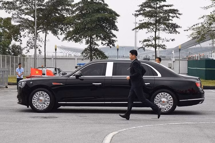 Trong quá khứ, Hồng Kỳ từng sản xuất những mẫu xe khác cho chính phủ Trung Quốc như L9 hoặc L5 hay N501. Ngoài ra, phải kể đến mẫu xe diễu hành thiết kế đặc biệt với cửa sổ trời cỡ lớn dành cho các nguyên thủ quốc gia Trung Quốc cũng do Hồng Kỳ chế tạo.