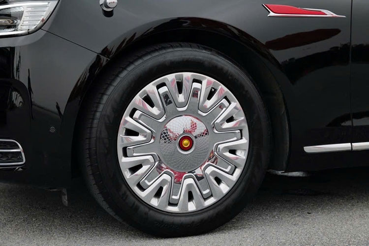 Chưa hết, mẫu xe limousine Hồng Kỳ N701 dành riêng cho Tổng Bí Thư, Chủ tịch Trung Quốc còn có nẹp mạ crôm ôm lấy nắp ca-pô và nằm vắt ngang bên trong hốc gió trung tâm trên cản trước. Những chi tiết này khiến phần đầu xe vừa rộng vừa cao cấp hơn. Trên nắp ca-pô của N701 cũng có logo hình lá cờ đỏ đặc trưng của thương hiệu Hồng Kỳ