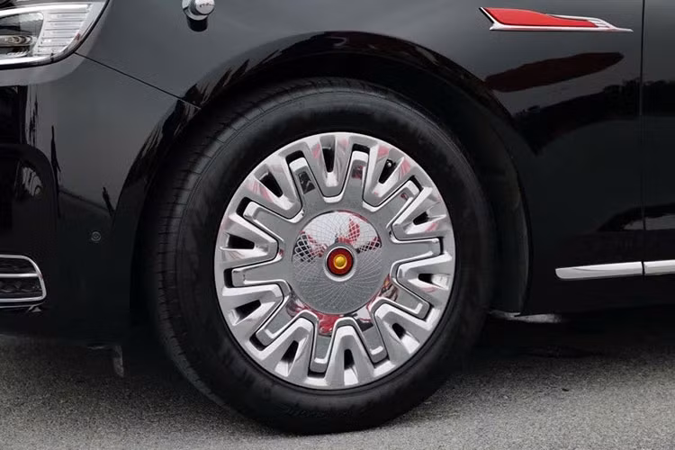 Chưa hết, mẫu xe limousine Hồng Kỳ N701 dành riêng cho Tổng Bí Thư, Chủ tịch Trung Quốc còn có nẹp mạ crôm ôm lấy nắp ca-pô và nằm vắt ngang bên trong hốc gió trung tâm trên cản trước. Những chi tiết này khiến phần đầu xe vừa rộng vừa cao cấp hơn. Trên nắp ca-pô của N701 cũng có logo hình lá cờ đỏ đặc trưng của thương hiệu Hồng Kỳ