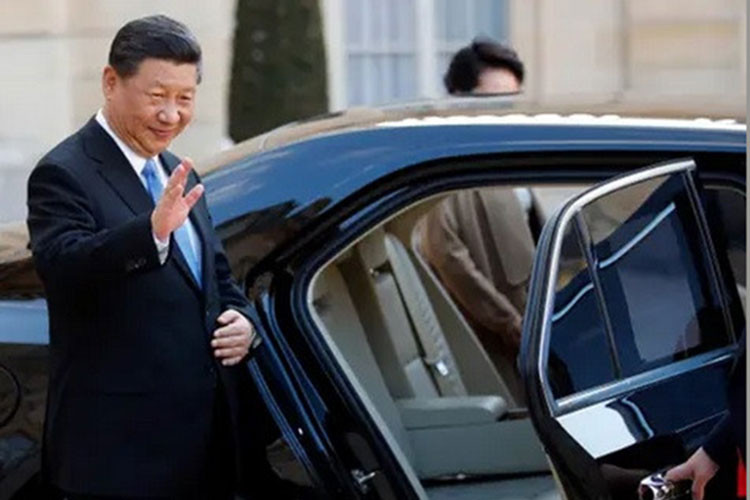 Không dừng ở đó, mẫu xe nguyên thủ này còn được trang bị bộ vành hợp kim cỡ lớn với nắp trục bánh màu đỏ. Trong khi đó, sau chắn bùn trước xuất hiện logo hình lá cờ đỏ của thương hiệu Hồng Kỳ. Tiếp đến là những chi tiết mạ crôm như đường chân kính, cột B, tay nắm cửa và nẹp trên cửa. Ở phía sau, mẫu xe limousine này đi kèm đèn hậu LED nối với nhau bằng nẹp mạ crôm ở giữa.