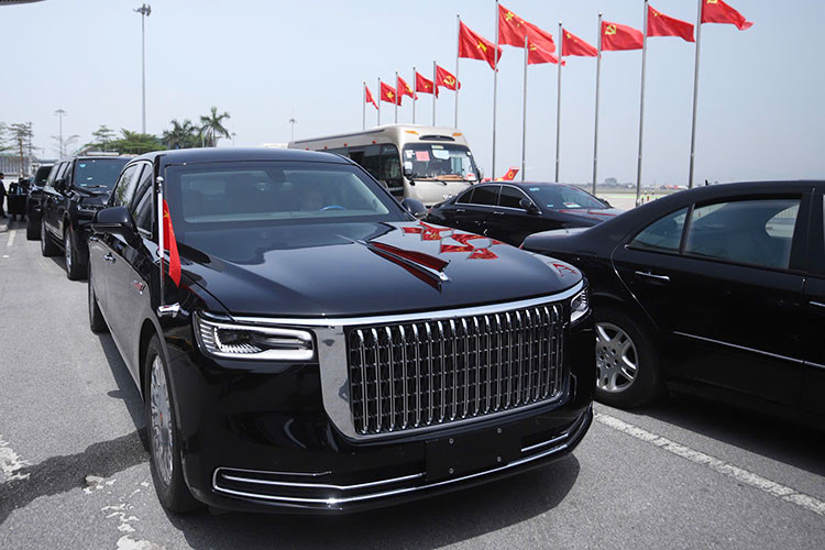 Hôm nay ngày 14/4, Tổng Bí thư, Chủ tịch nước Trung Quốc Tập Cận Bình đã chính thức có mặt tại Hà Nội bắt đầu chuyến thăm cấp Nhà nước tới Việt Nam trong hai ngày 14-15/4. Để phục vụ chuyến thăm, dàn xe chuyên chở ông Tập Cận Bình đã có mặt tại sân bay Nội Bài (Hà Nội). Nổi bật trong dàn xe là 2 chiếc limousine Hồng Kỳ N701 đặc biệt do hãng xe nội địa Hồng Kỳ (Hongqi) sản xuất.