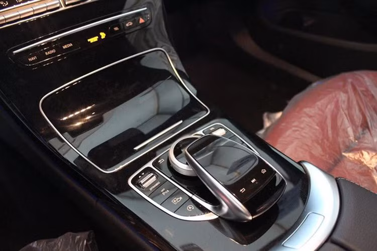 Bên dưới nắp capo của Mercedes-Benz C300 AMG 2020 sẽ vẫn là động cơ xăng tăng áp 4 xi-lanh dung tích 2 lít như trước. Tuy nhiên, các kỹ sư của Mercedes-Benz đã tinh chỉnh để xe đạt công suất 258 mã lực (lớn hơn 13 mã lực) đi kèm mô-men xoắn cực đại 370Nm.