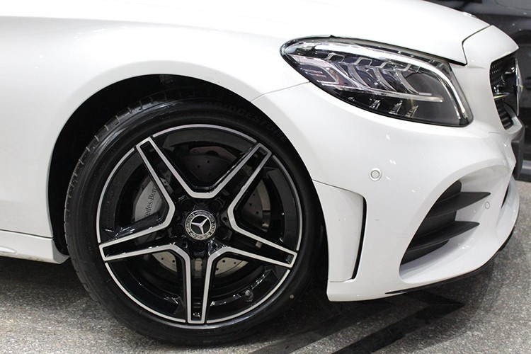 So với 2 bản còn lại là C200 và C200 Exclusive, Mercedes-Benz C300 AMG 2020 sở hữu ngoại hình thể thao hơn nhờ gói phụ kiện AMG. Đặc điểm nhận dạng của Mercedes-Benz C300 AMG 2019 nằm ở lưới tản nhiệt với mắt lưới kim cương và bộ vành hợp kim 18 inch. Ngoài ra, xe còn được trang bị hệ thống đèn pha Multibeam LED với tầm chiếu xa 650 m và tích hợp dải đèn LED định vị ban ngày.