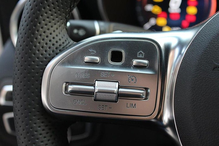 Về tiện nghi, C300 AMG 2020 rõ ràng không thiếu với hệ thống thông tin giải trí đi kèm màn hình 10,25 inch, hỗ trợ Apple CarPlay/Android Auto, hệ thống âm thanh Burmester 13 loa, công suất 590 W, điều hòa tự động 3 vùng Thermotronic, hệ thống định vị vệ tinh GPS tích hợp bản đồ Việt Nam và sạc điện thoại thông minh không dây.