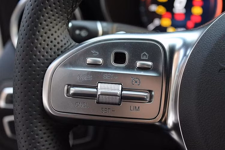 Về tiện nghi, C300 AMG 2020 rõ ràng không thiếu với hệ thống thông tin giải trí đi kèm màn hình 10,25 inch, hỗ trợ Apple CarPlay/Android Auto, hệ thống âm thanh Burmester 13 loa, công suất 590 W, điều hòa tự động 3 vùng Thermotronic, hệ thống định vị vệ tinh GPS tích hợp bản đồ Việt Nam và sạc điện thoại thông minh không dây.